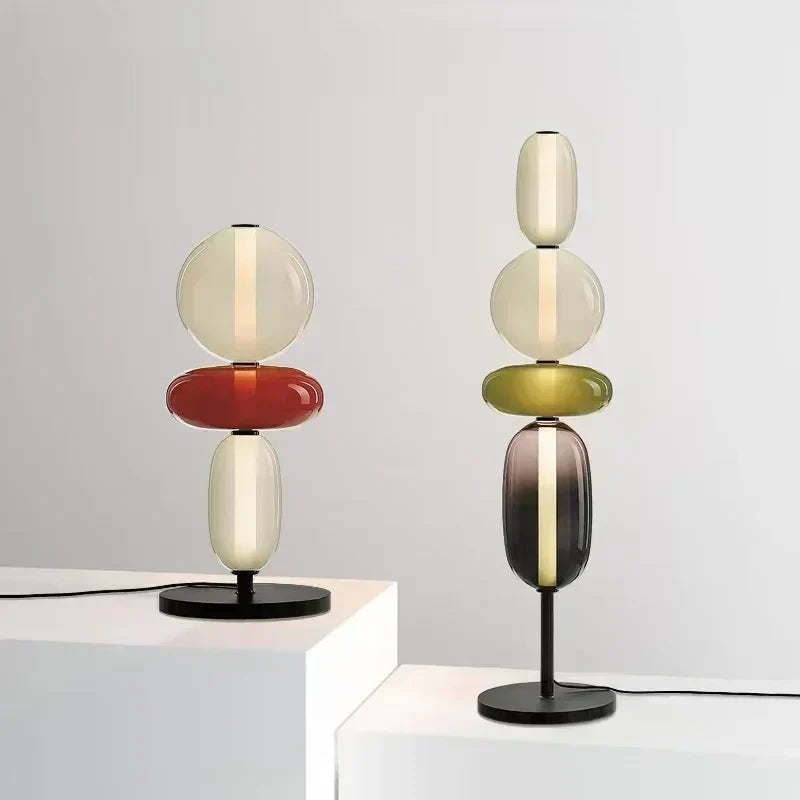 Luminaire sur pied LED moderne en métal brossé. Design épuré pour un éclairage d'appoint sophistiqué.