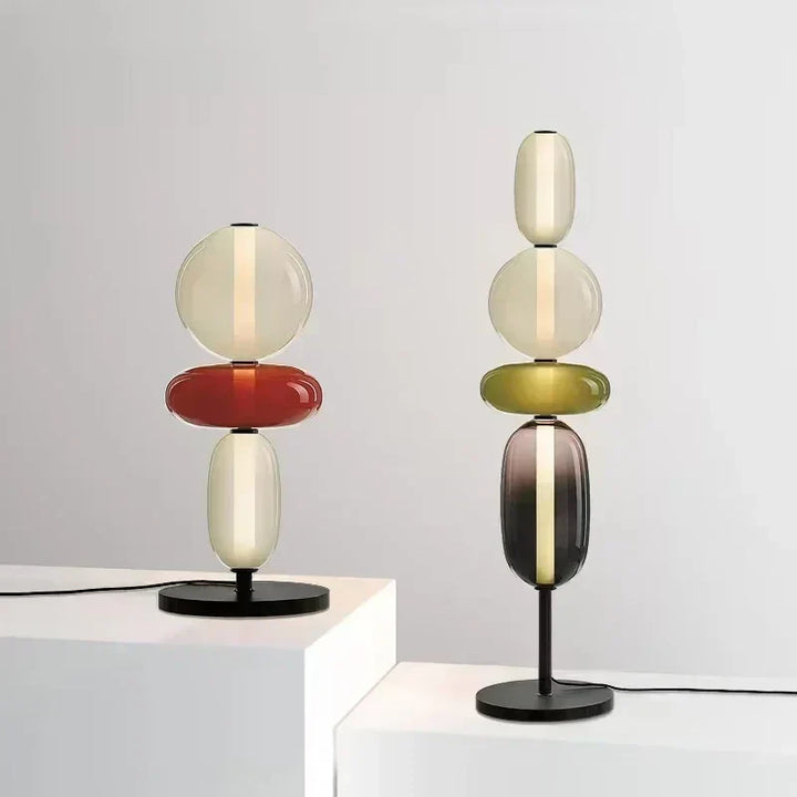 Luminaire sur pied LED moderne en métal brossé. Design épuré pour un éclairage d'appoint sophistiqué.