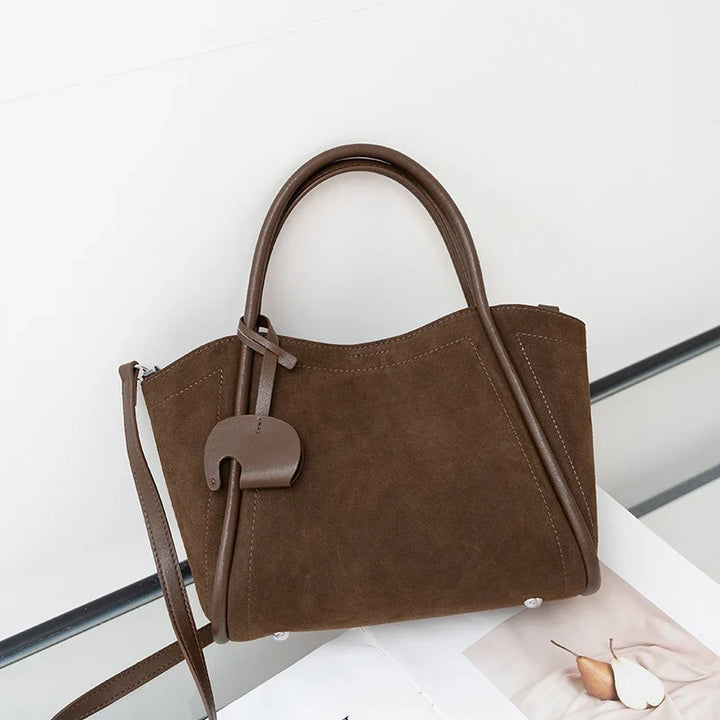 Sac à main cabas en daim, essentiel pour femme, élégant et polyvalent, un accessoire mode indispensable au quotidien.