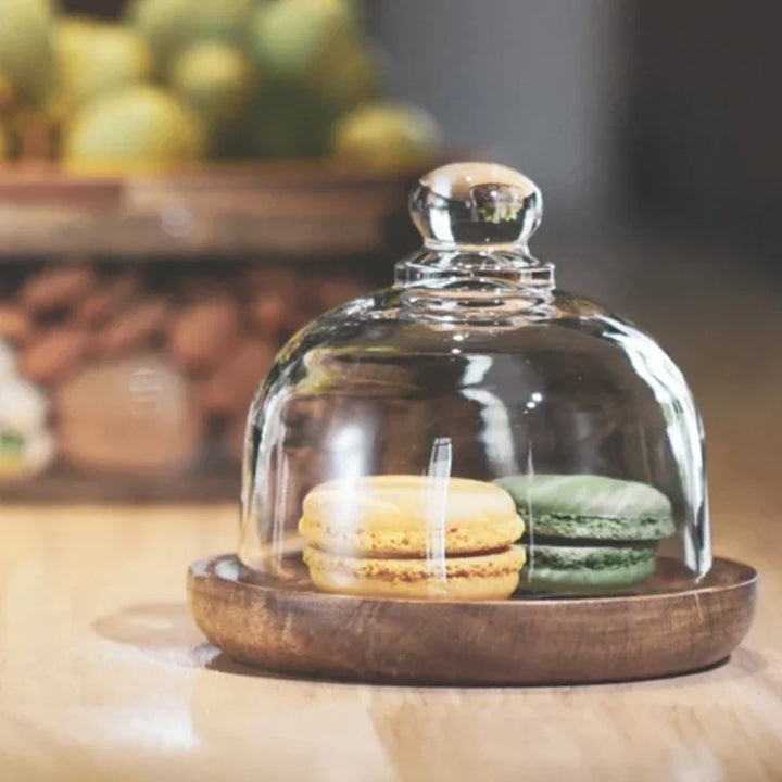 Joli bol en verre et couvercle en bois d'acacia. Idéal pour présenter fruits secs, bonbons. Excellente idée cadeau.