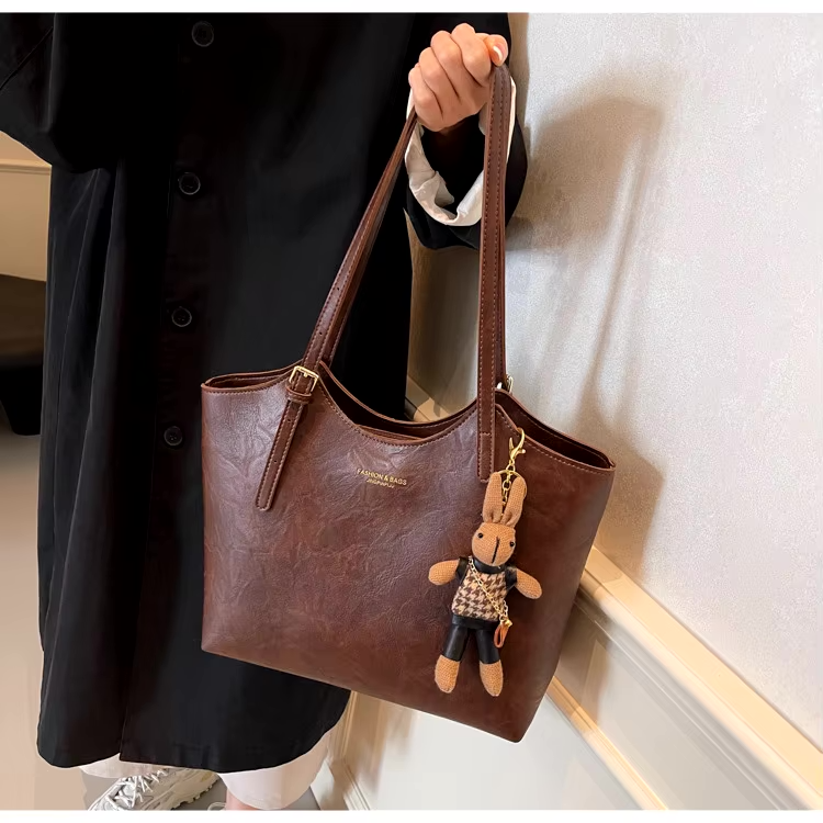 Sac à main vintage en cuir végan, fourre-tout rouge. Élégance rétro pour femme.