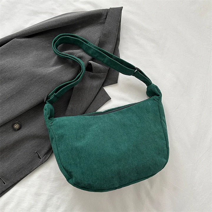 Sac banane velours gris clair, accessoire femme polyvalent, pratique et élégant pour toutes les occasions.