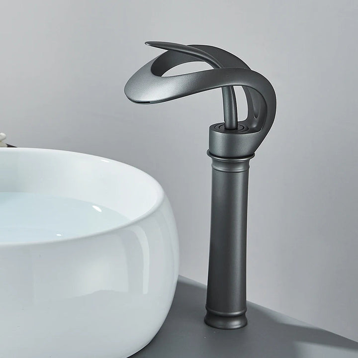 Robinet de lavabo cascade en laiton élégant pour salle de bain, design moderne.