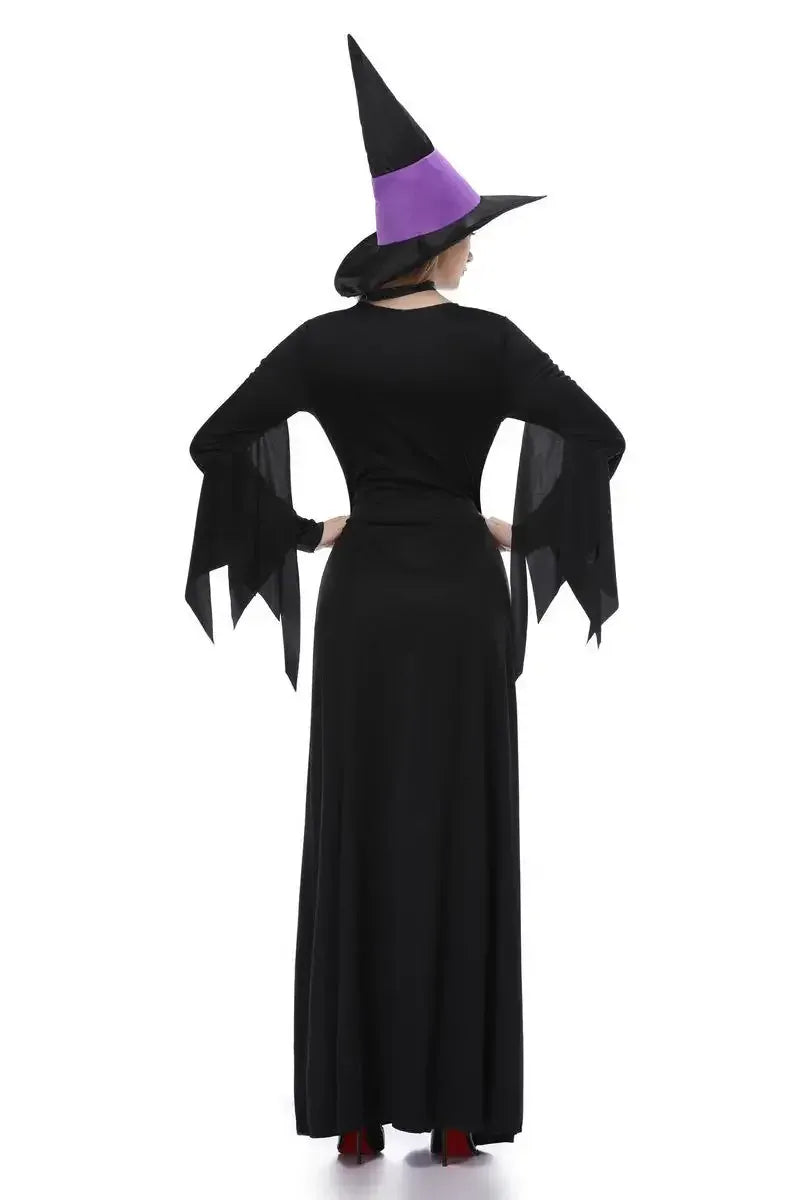 Femme portant un déguisement de sorcière violet élégant et mystérieux, idéal pour Halloween, cosplay ou soirée à thème.