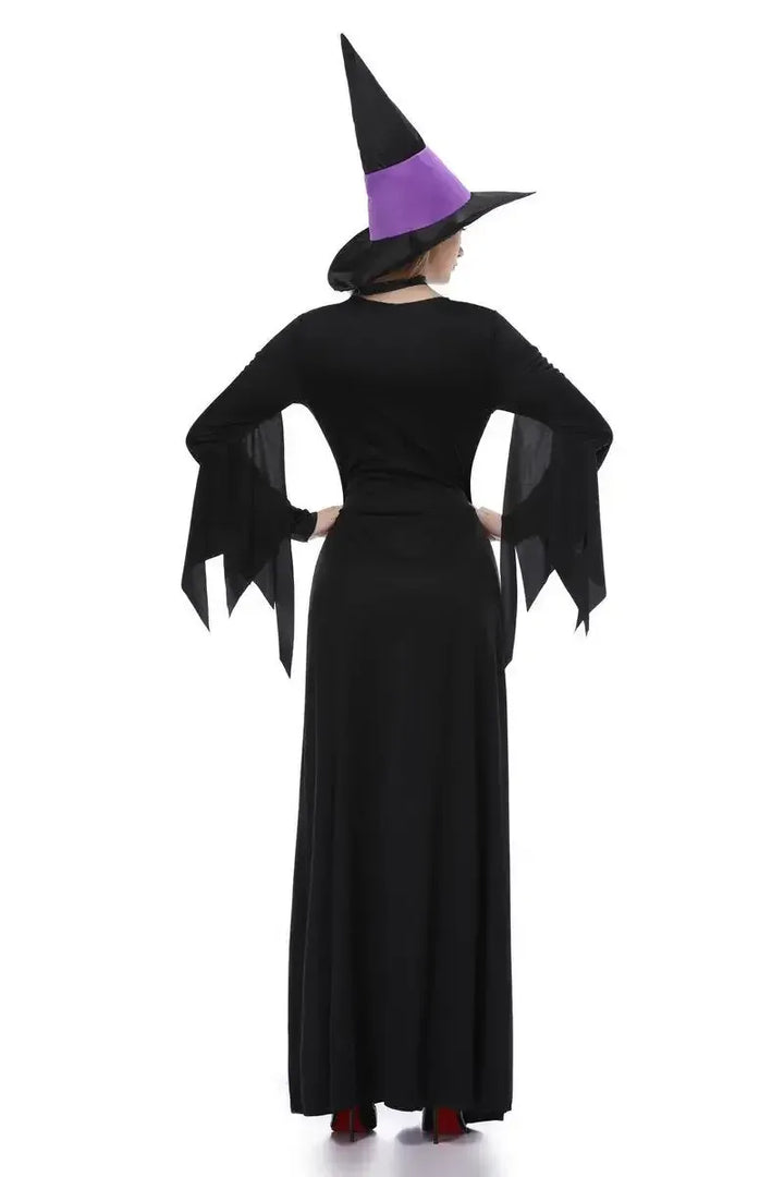 Femme portant un déguisement de sorcière violet élégant et mystérieux, idéal pour Halloween, cosplay ou soirée à thème.