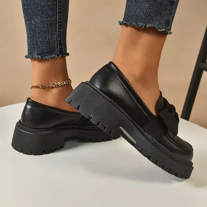 Confortables chaussures plateforme Garisa femmes. Nœud papillon distinctif, look tendance.