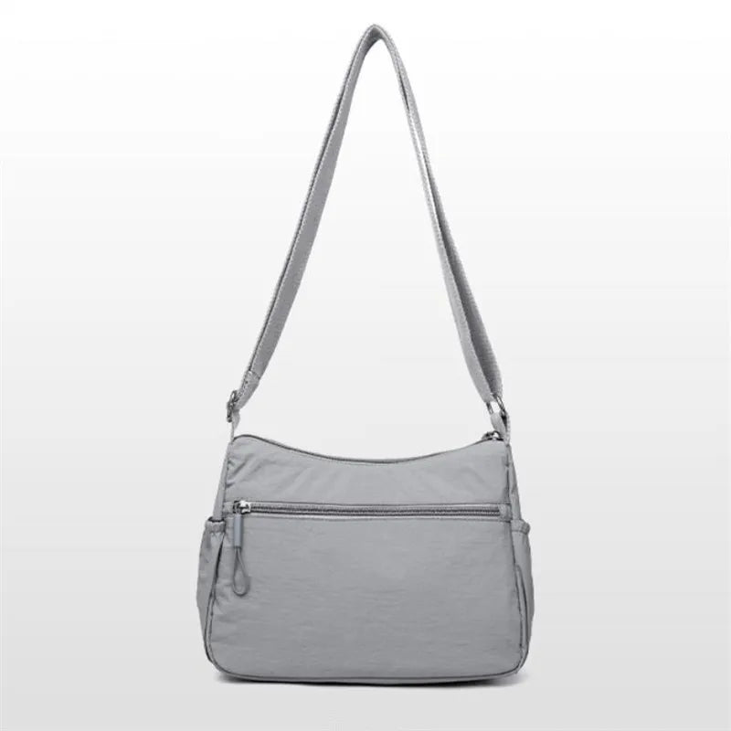 Sac femme en nylon résistant, design besace bandoulière, parfait comme sac quotidien léger et stylé.