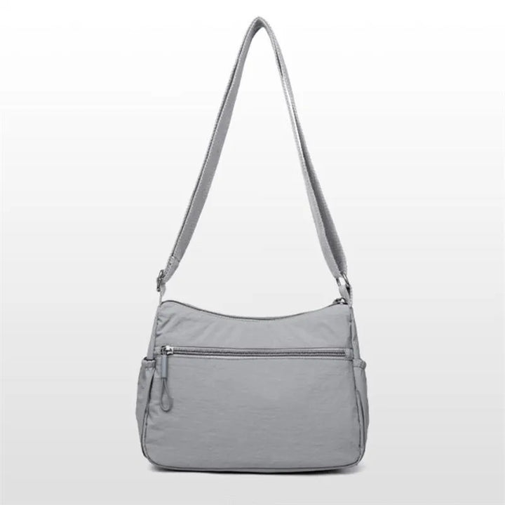 Sac femme en nylon résistant, design besace bandoulière, parfait comme sac quotidien léger et stylé.