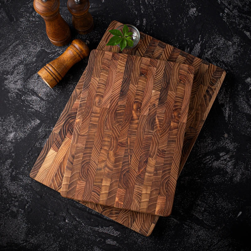 Planche à découper en teck massif, ustensile de cuisine durable et élégant pour préparation culinaire.