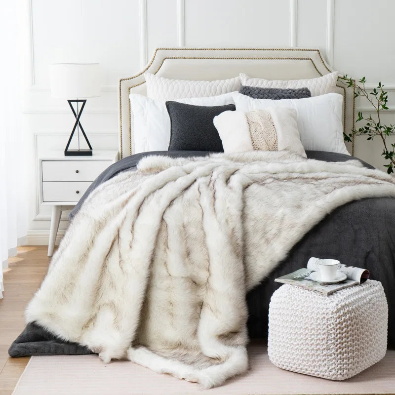 Plaid en fausse fourrure de renard élégant, apportant douceur et confort à votre intérieur. Idéal pour un jeté.