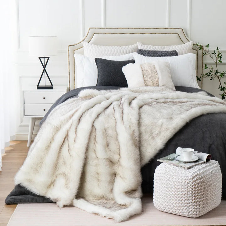 Plaid en fausse fourrure de renard élégant, apportant douceur et confort à votre intérieur. Idéal pour un jeté.