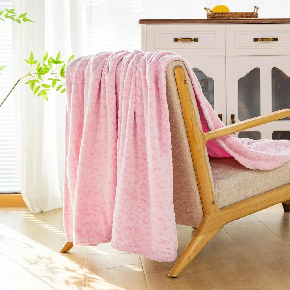 Plaid doux imprimé léopard, idéal pour apporter chaleur et une touche sauvage à votre décoration d'hiver.