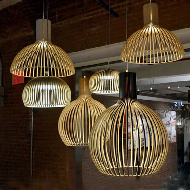 Luminaire suspension Natura Orb en bois naturel, design moderne pour éclairage intérieur scandinave et doux.