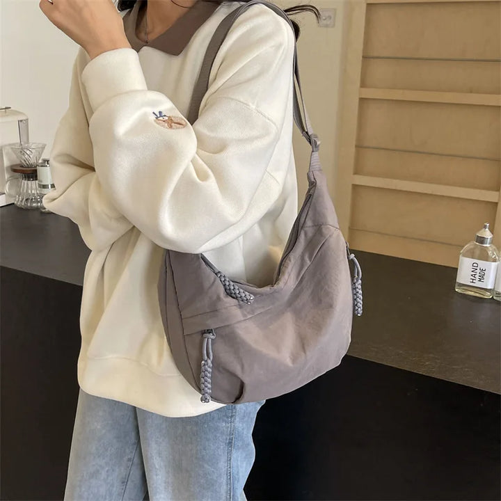 Sac à main pratique oversize pour femme, en tissu nylon résistant à l'eau et durable.