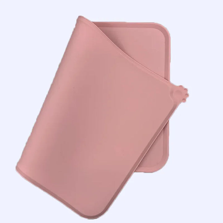 Protection sol efficace avec ce tapis repas silicone antidérapant, idéal sous les gamelles de chien et chat.