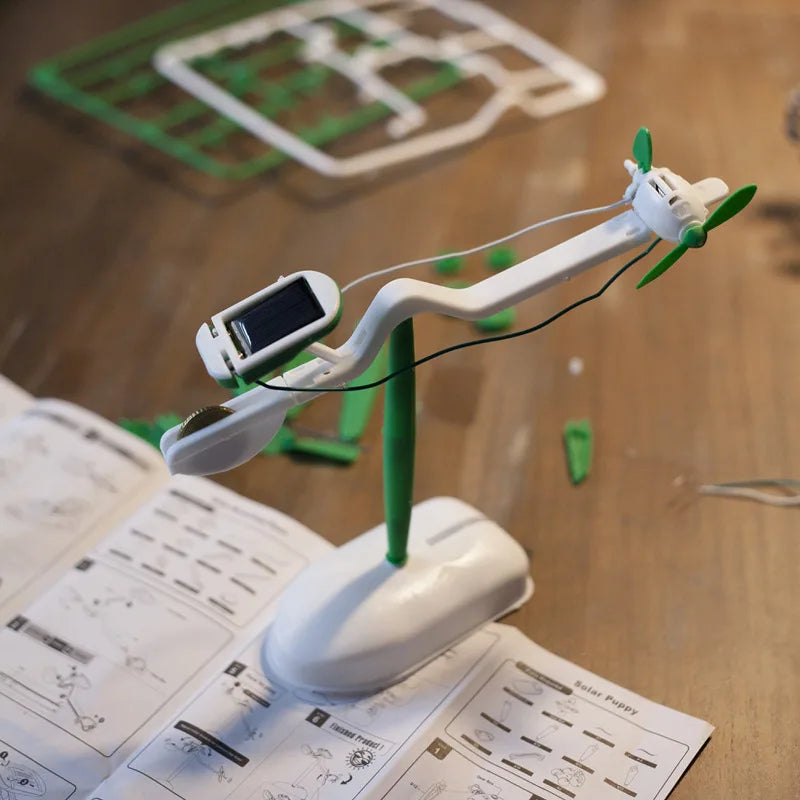 Robot Solaire 6-en-1 en action: petite voiture et voilier, jouet STEM éducatif pour enfants.
