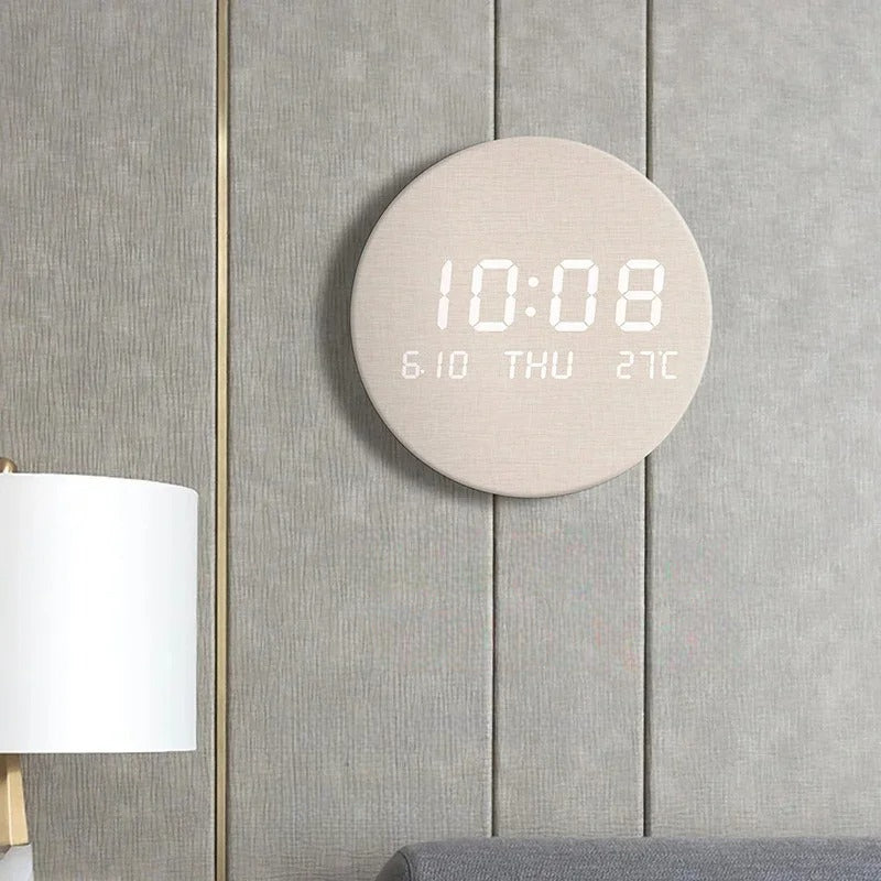 Horloge numérique murale LED pour bureau, affichant clairement l'heure, la date et la température.