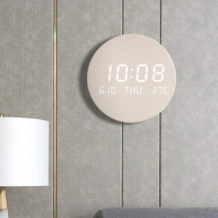 Horloge numérique murale LED pour bureau, affichant clairement l'heure, la date et la température.