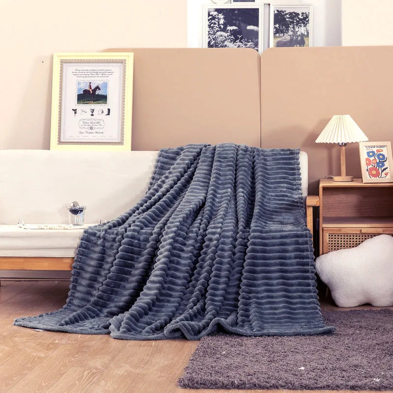 Plaid LuxeCocoon douillet, idéal pour les soirées froides d'hiver, apporte chaleur.