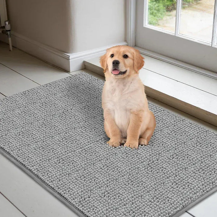 Tapis chenille absorbant extra-efficace pour chien, base antidérapante robuste pour éviter les glissades.