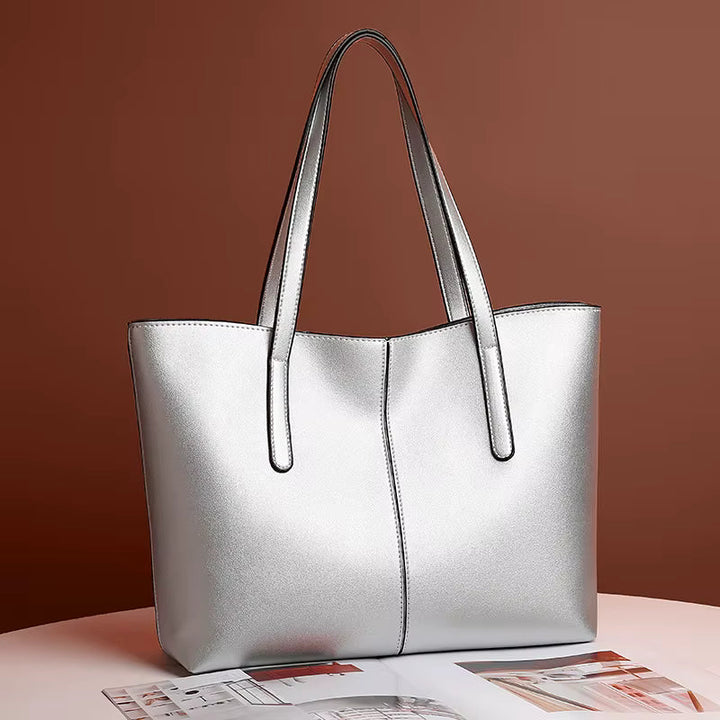 Détail du sac cabas fourre-tout en cuir vegan texturé, sac femme chic et pratique.