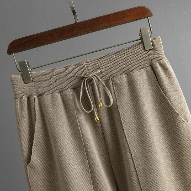 Détail gros plan du motif zébré et de la texture douce du cachemire de cet ensemble femme.
