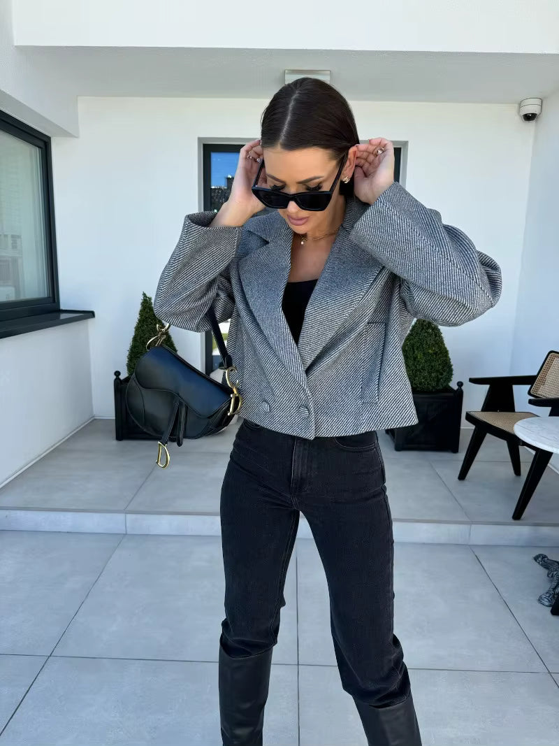 Veste blazer courte femme décontractée, tissu doux, coloris beige, style mode et confortable.