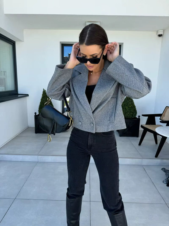 Veste blazer courte femme décontractée, tissu doux, coloris beige, style mode et confortable.