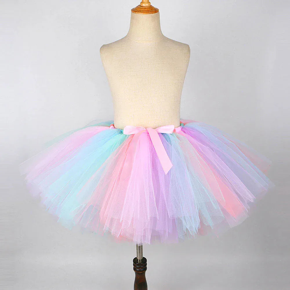 Tutu de déguisement licorne enfant aux couleurs pastel avec jupe en tulle et corsage pailleté, idéal pour une fille.