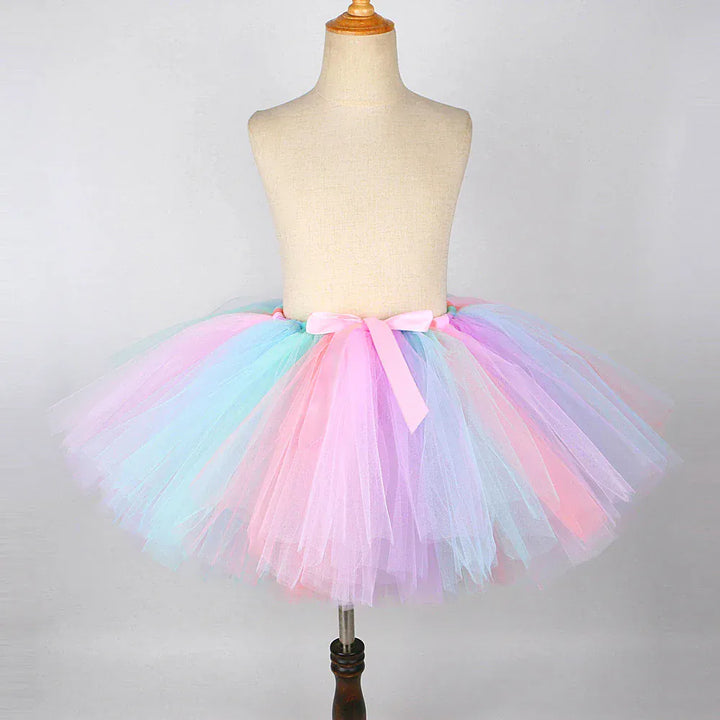 Tutu de déguisement licorne enfant aux couleurs pastel avec jupe en tulle et corsage pailleté, idéal pour une fille.