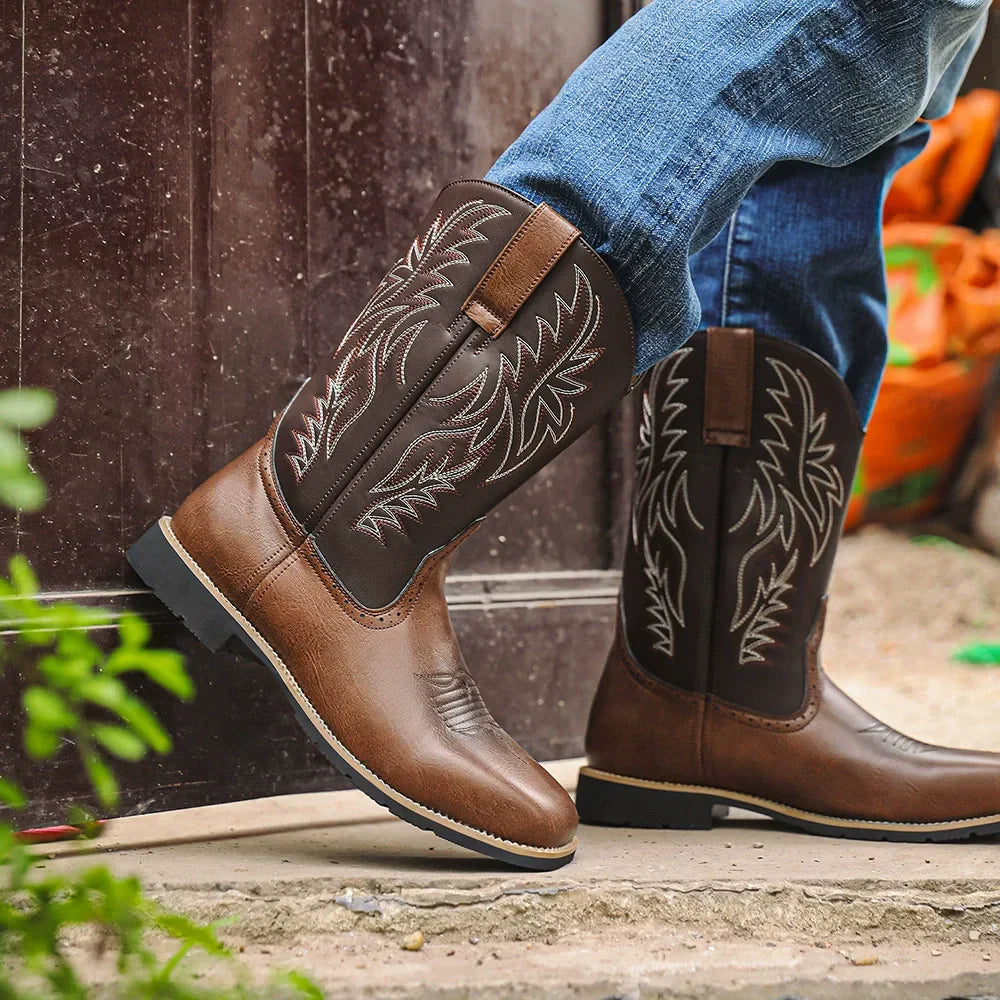 Bottes Western homme mi-mollet, style cowboy vintage, broderies détaillées. Idéales pour mode masculine automne.