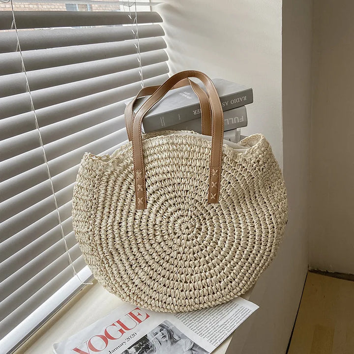 Sac bohème chic en paille, grand format, idéal pour la plage ou les journées d'été.
