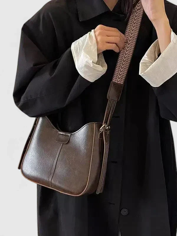 Sac à main femme tendance et chic avec bandoulière, idéal pour compléter n'importe quelle tenue de mode.