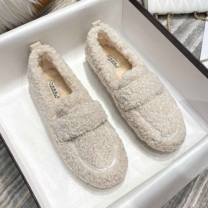 Vue de dessus des pantoufles CozyStep pour femmes, douces, chaudes et confortables. Idéales pour l'intérieur en hiver.