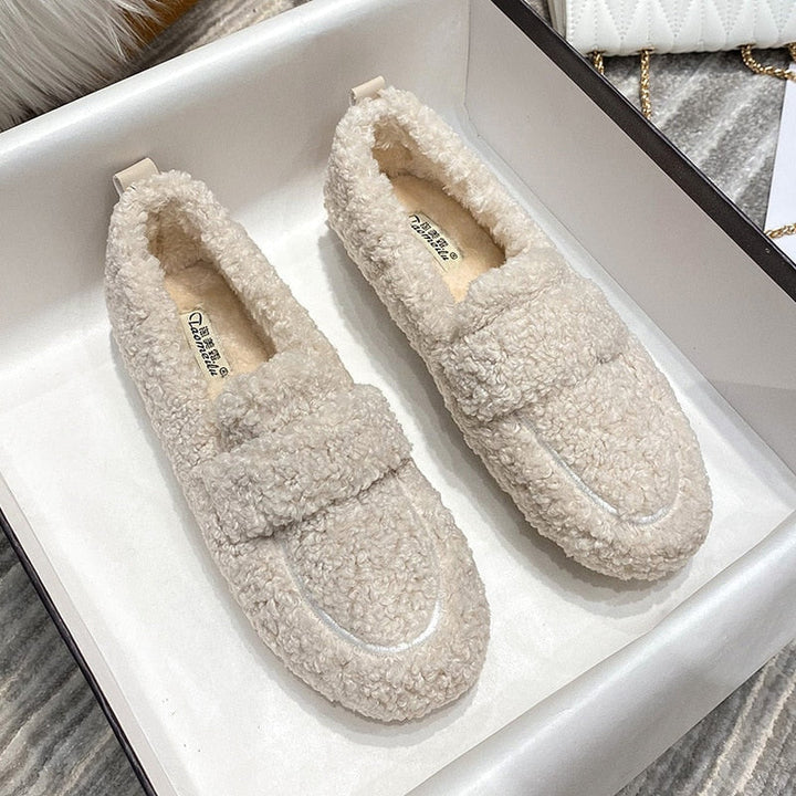 Vue de dessus des pantoufles CozyStep pour femmes, douces, chaudes et confortables. Idéales pour l'intérieur en hiver.