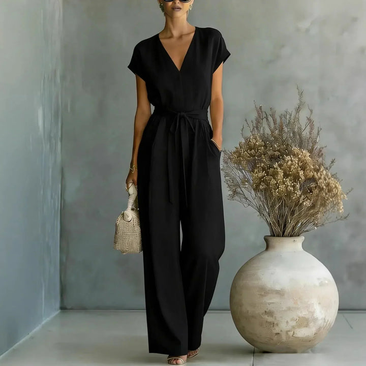 Combinaison femme polyvalente, col V ceinturé, pantalon large. Chic pour le bureau, élégante pour une soirée.