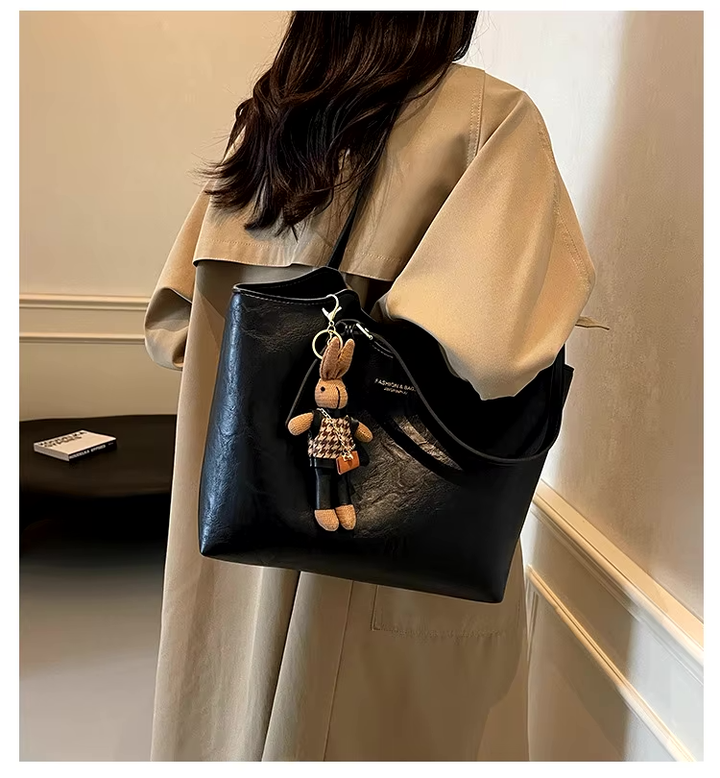 Élégant sac fourre-tout rétro pour femme. Cuir végan, style vintage marron.