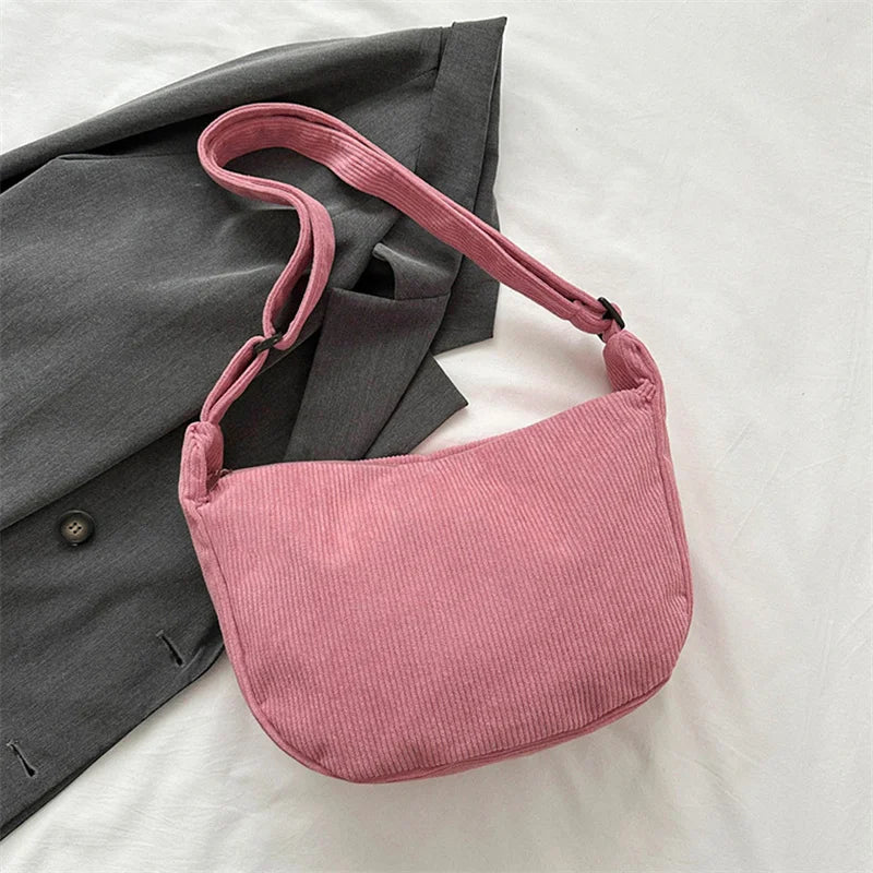 Sac banane velours bleu nuit pour femme, mode, tendance et pratique, parfait pour rehausser votre tenue.