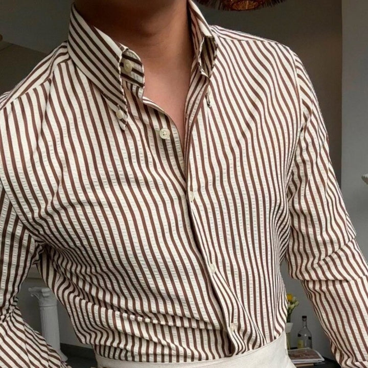 Chemise chic homme rayée kaki, style italien contemporain. Idéale pour un look décontracté ou élégant.