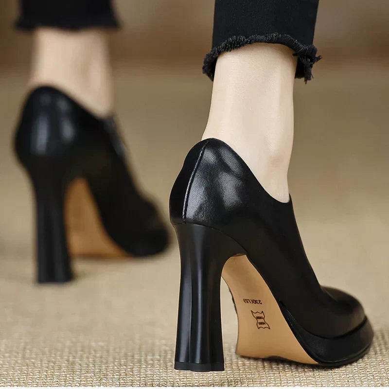 Escarpins Carina confortables pour femmes. Chaussures à talons élégantes et structurées, parfaites pour le bureau ou une soirée.