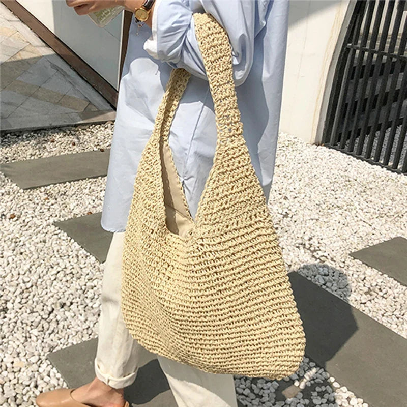 Sac de plage chic pour femme en paille naturelle, un accessoire tendance et pratique pour l'été.