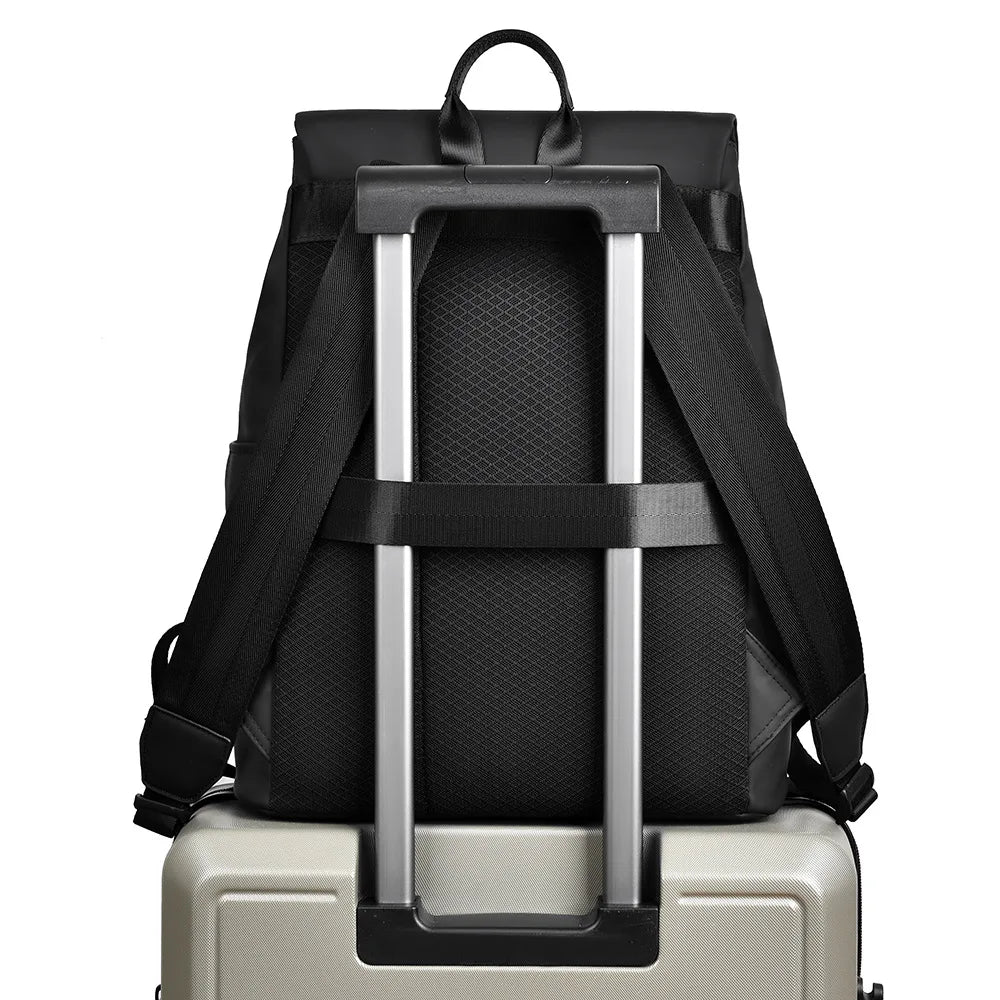 Sac à dos de voyage imperméable, spacieux et ergonomique, pour vos aventures en toute saison.