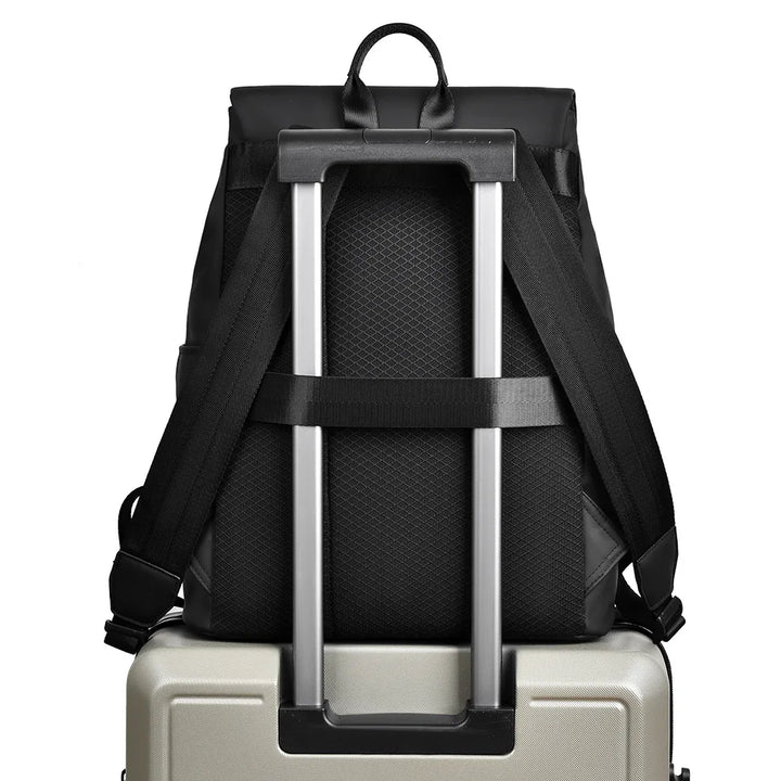 Sac à dos de voyage imperméable, spacieux et ergonomique, pour vos aventures en toute saison.