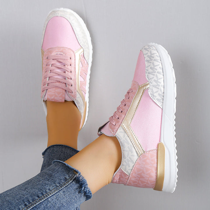 Gros plan sur la texture des baskets femme, mettant en avant leur matière respirante et durable.
