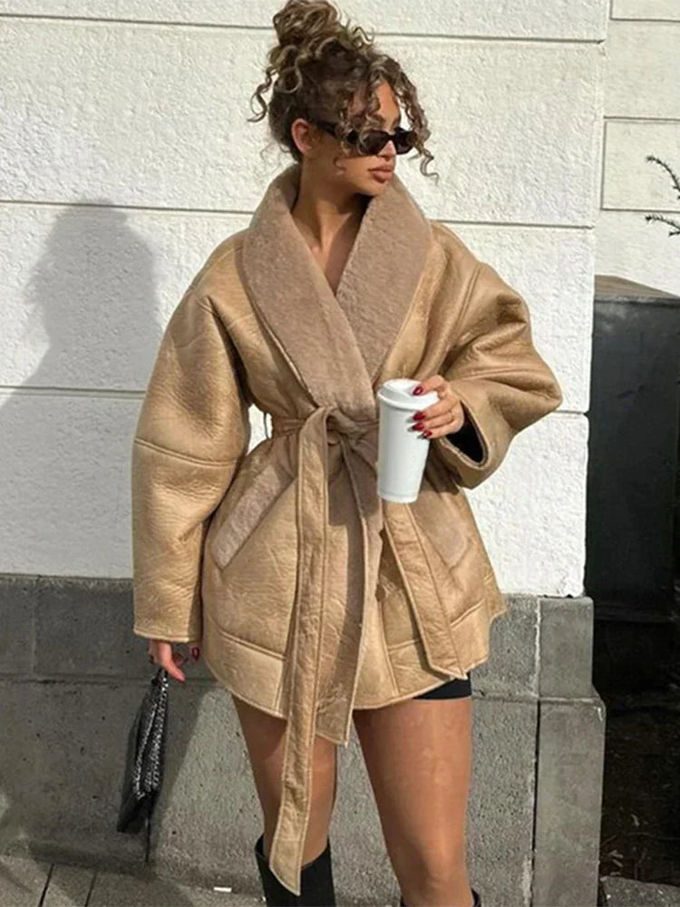 Veste d'hiver femme, couleur kaki ou marron, design chic et chaude pour l'hiver. Tenue urbaine moderne.