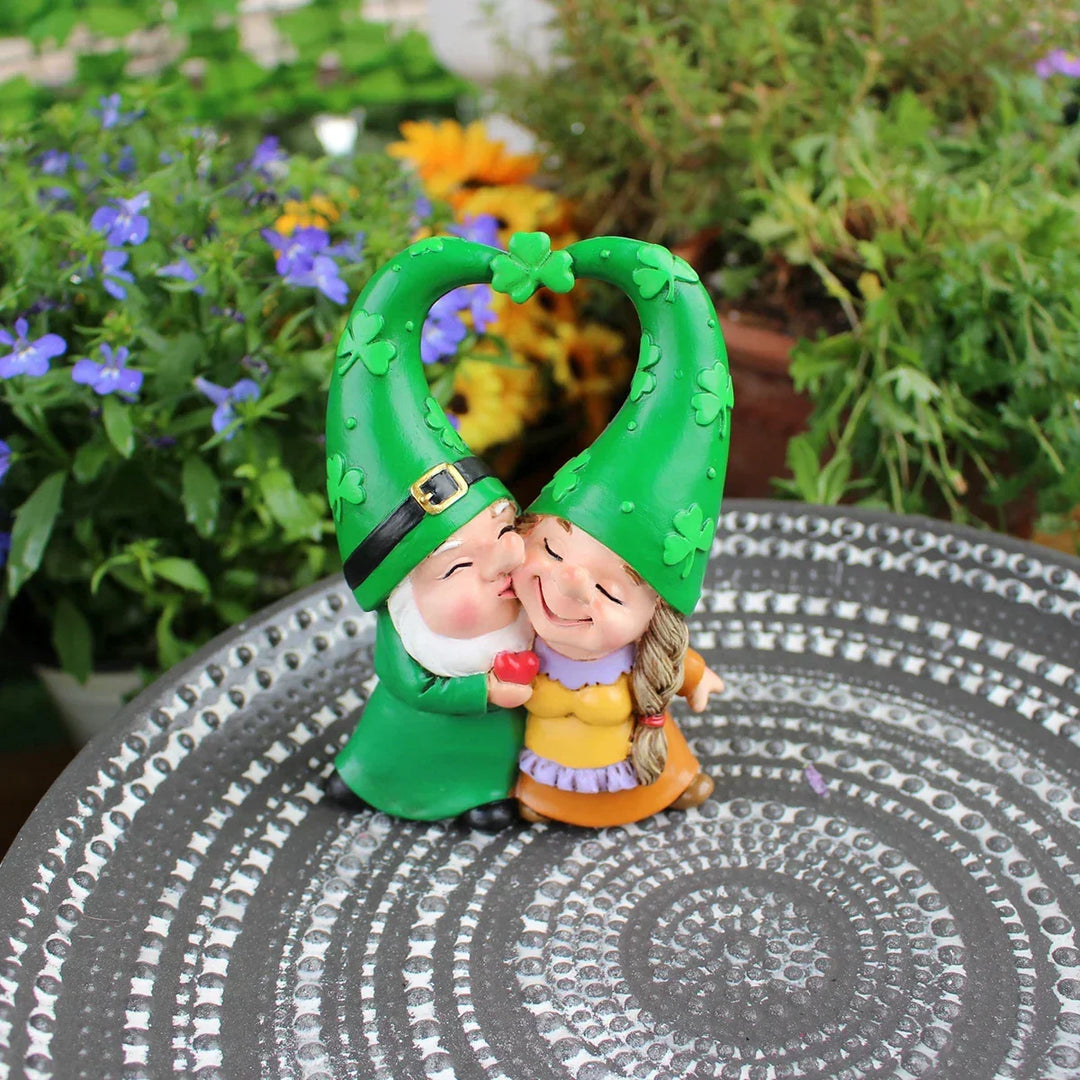 Cadeau romantique : figurine gnomes de jardin couple avec chapeaux cœur et trèfle en résine durable.