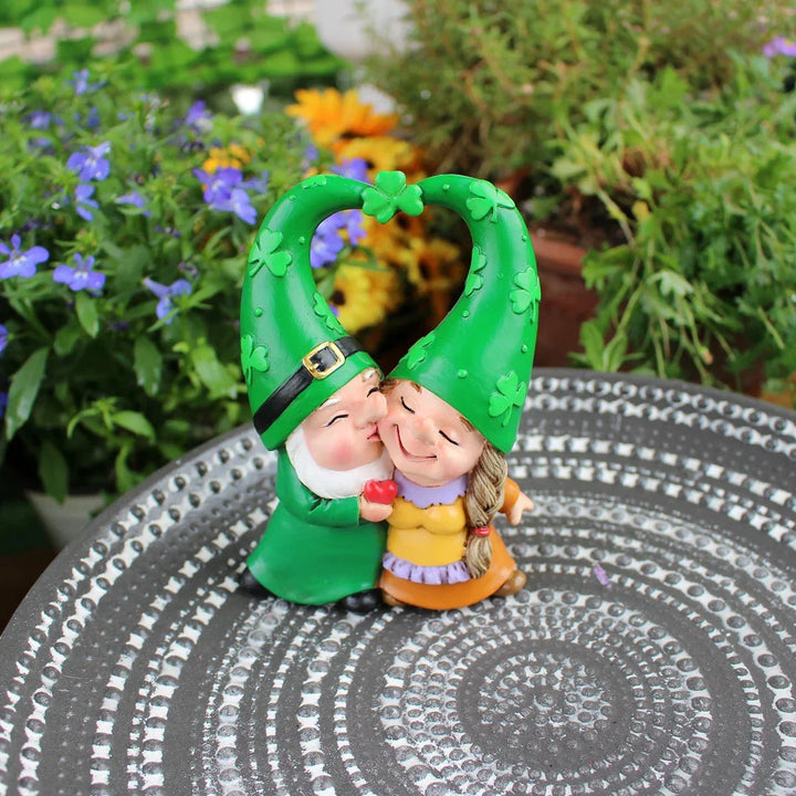 Cadeau romantique : figurine gnomes de jardin couple avec chapeaux cœur et trèfle en résine durable.