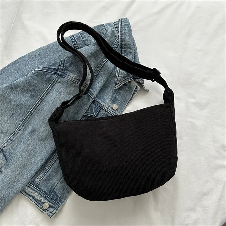 Sac banane velours femme, l'accessoire mode hiver par excellence, alliant élégance, confort et praticité.