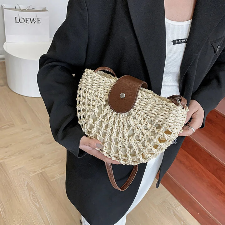 Sac bandoulière paille bohème-chic porté par femme. Parfait accessoire d'été léger pour look décontracté.