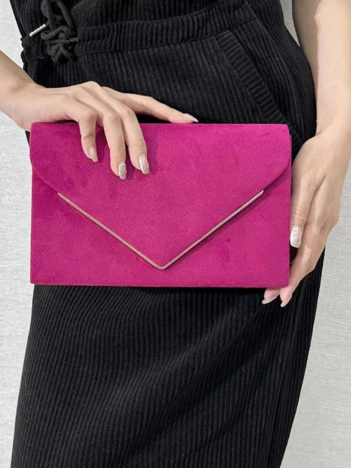 Pochette mode femme, texture velours daim, complément parfait pour tenue élégante.